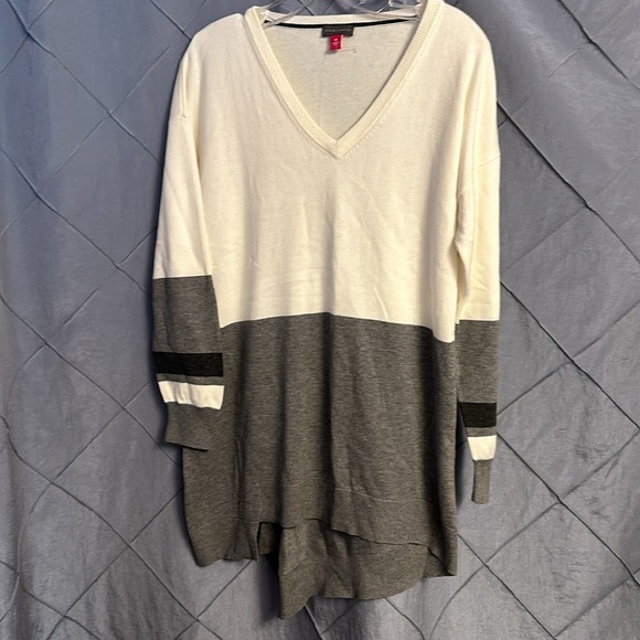 Vince Camuto Colorblock V-Neck Asymmetrical-Hem Sweater, Antique White, M - Picture 2 of 6